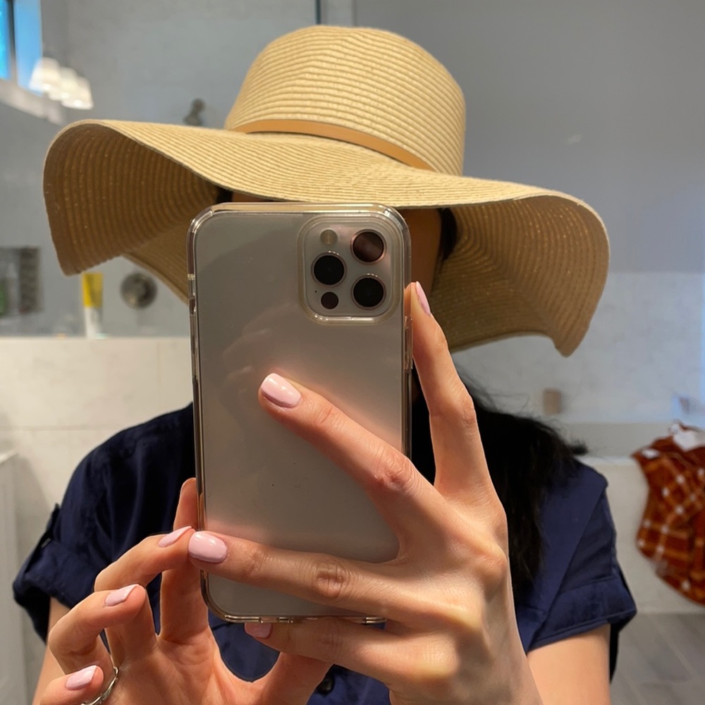 Sun hat with a tan band.